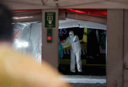 Miembros del personal sanitario destinado a Ifema recibe a los primeros pacientes que serán tratados en el hospital de campaña para el que se ha habilitado el recinto. Miembros del personal sanitario destinado a Ifema recibe a los primeros pacientes que serán tratados en el hospital de campaña para el que se ha habilitado el recinto.
