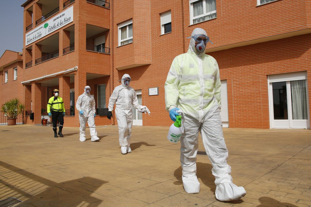 La UME interviene en una Residencia de mayores de La Zubia (Granada) para desinfectar por Coronavirus La UME interviene en una Residencia de mayores de La Zubia (Granada) para desinfectar por Coronavirus
