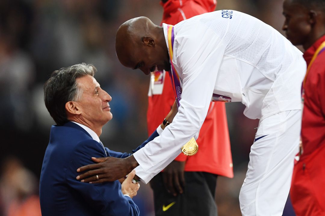 Sebastian Coe entrega una medalla en los Mundiales de Atletismo de Londres 2017. Sebastian Coe entrega una medalla en los Mundiales de Atletismo de Londres 2017.