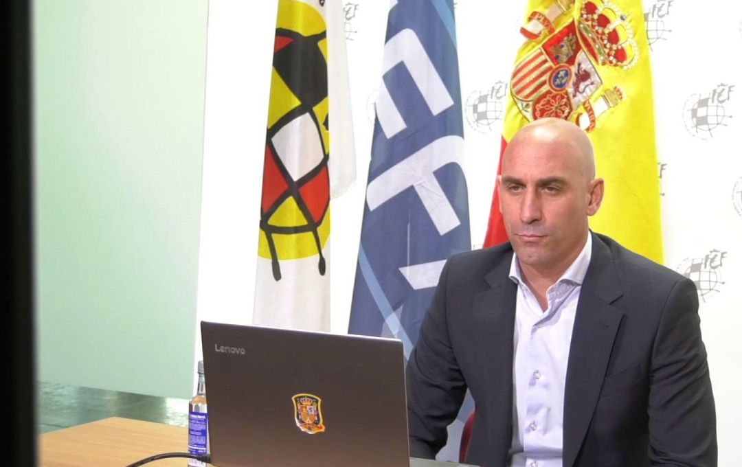 El presidente de la Real Federación Española de Fútbol, Luis Rubiales, se reúne telemáticamente con la UEFA. El presidente de la Real Federación Española de Fútbol, Luis Rubiales, se reúne telemáticamente con la UEFA.