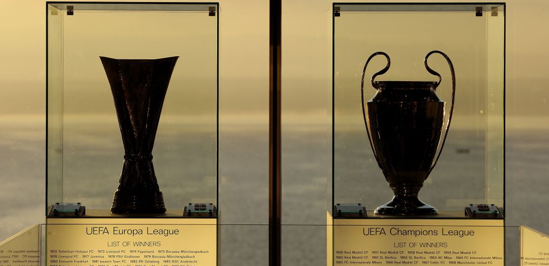 Los trofeos de la Europa League y de la Champions League, en una imagen de archivo Los trofeos de la Europa League y de la Champions League, en una imagen de archivo