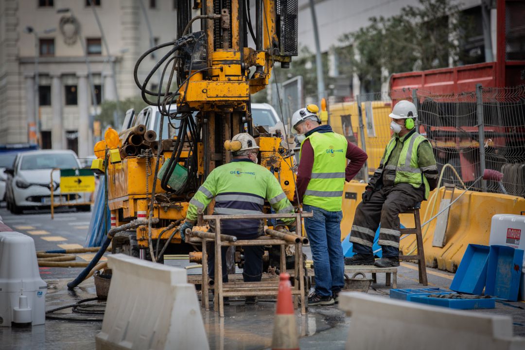 Varios obreros trabajan remodelando una calle durante el tercer día laborable del estado de alarma por coronavirus, en Barcelona Varios obreros trabajan remodelando una calle durante el tercer día laborable del estado de alarma por coronavirus, en Barcelona
