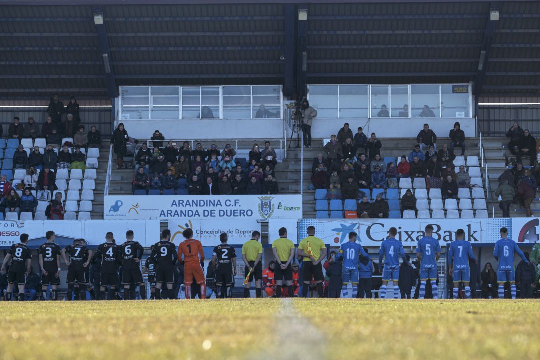 Imagen de una formación de incial de la Arandina y su rival en El Montecillo Imagen de una formación de incial de la Arandina y su rival en El Montecillo