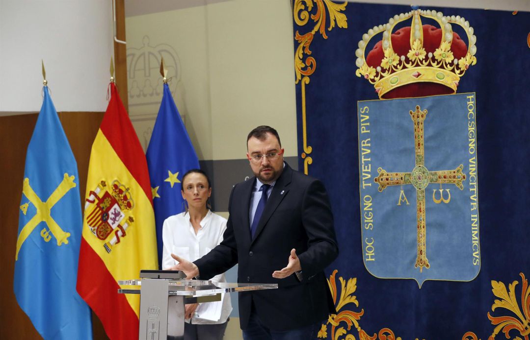 Adrián Barbón ha convocado al Consejo de Gobierno este lunes para aprobar las medidas fiscales extraordinarias. Adrián Barbón ha convocado al Consejo de Gobierno este lunes para aprobar las medidas fiscales extraordinarias.