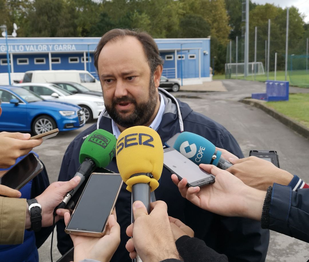 Jorge Menéndez Vallina responde a las preguntas de los medios en El Requexón. Jorge Menéndez Vallina responde a las preguntas de los medios en El Requexón.