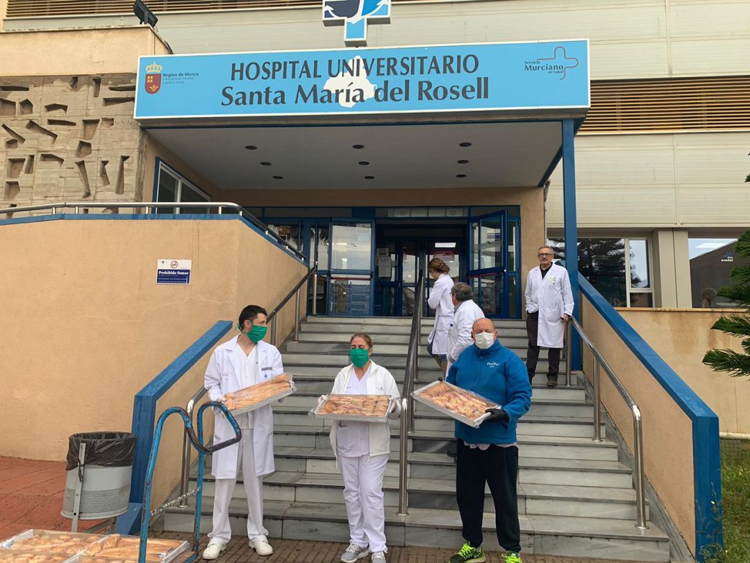 Sanitarios del Rosell recibiendo sus desayunos. Sanitarios del Rosell recibiendo sus desayunos.
