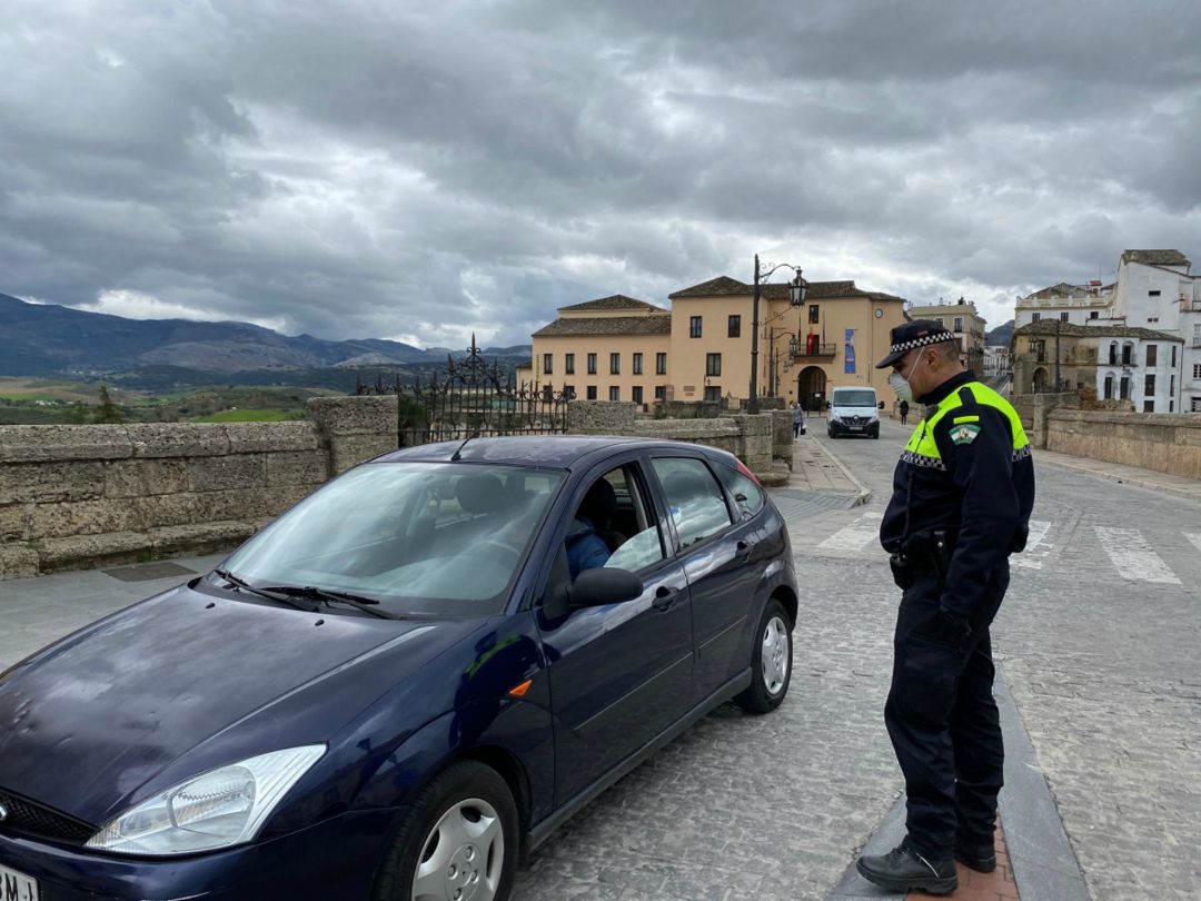 Control de la Policía Local de Ronda junto al Puente Nuevo Control de la Policía Local de Ronda junto al Puente Nuevo