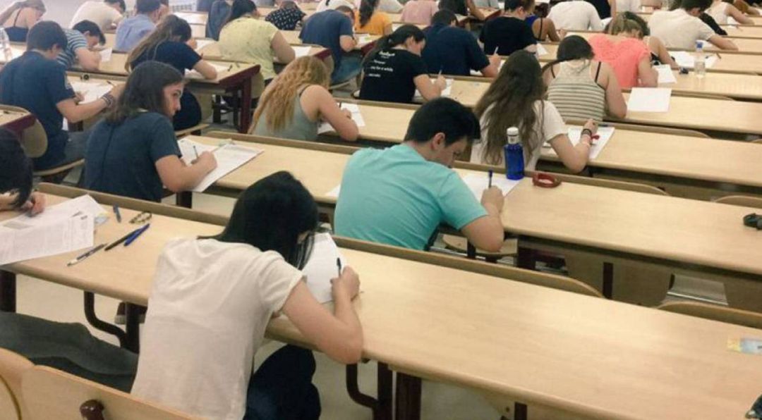 Alumnos en un examen de Selectividad Alumnos en un examen de Selectividad