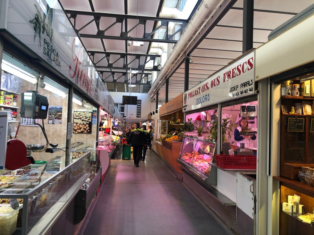 El Mercat del Lleó amb una patrulla de Policia El Mercat del Lleó amb una patrulla de Policia