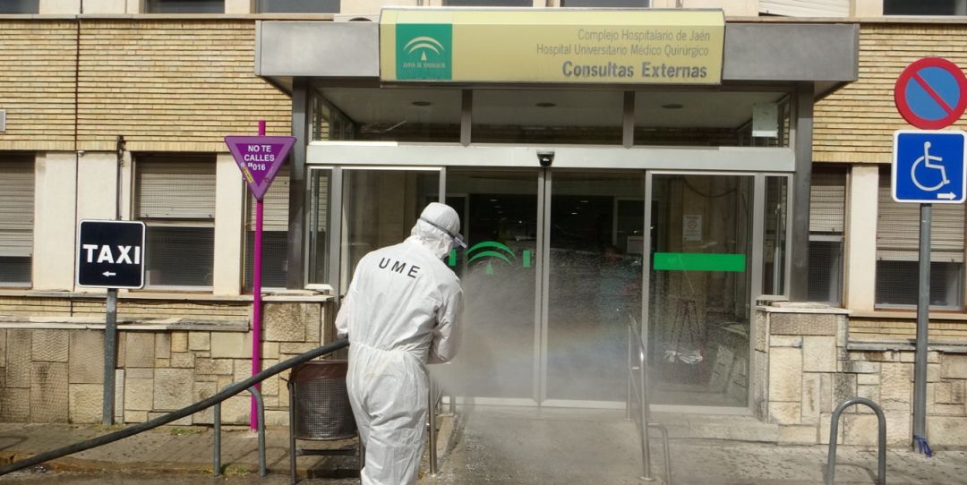 Un miembro de la UME desinfecta la entrada del Complejo Hospitalario de Jaén. Un miembro de la UME desinfecta la entrada del Complejo Hospitalario de Jaén.