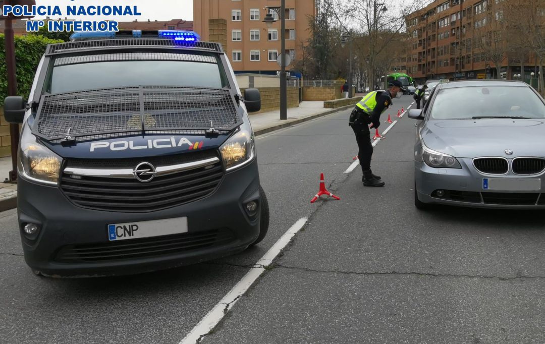 Un control policial en el marco del Estado de Alarma. Un control policial en el marco del Estado de Alarma.
