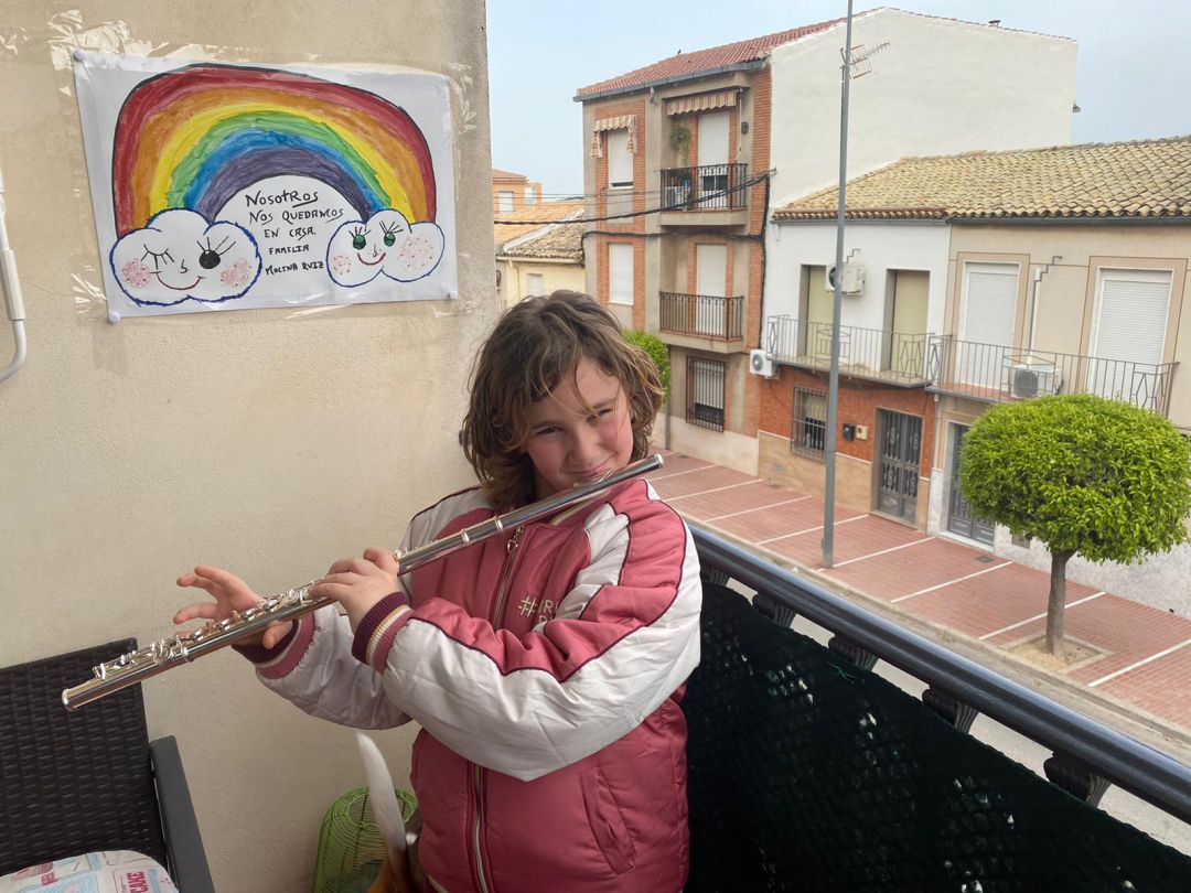 Valeria Molina una de las alumnas que se sumo a la iniciativa, interpretando el Himno de la Alegría con su flauta Valeria Molina una de las alumnas que se sumo a la iniciativa, interpretando el Himno de la Alegría con su flauta