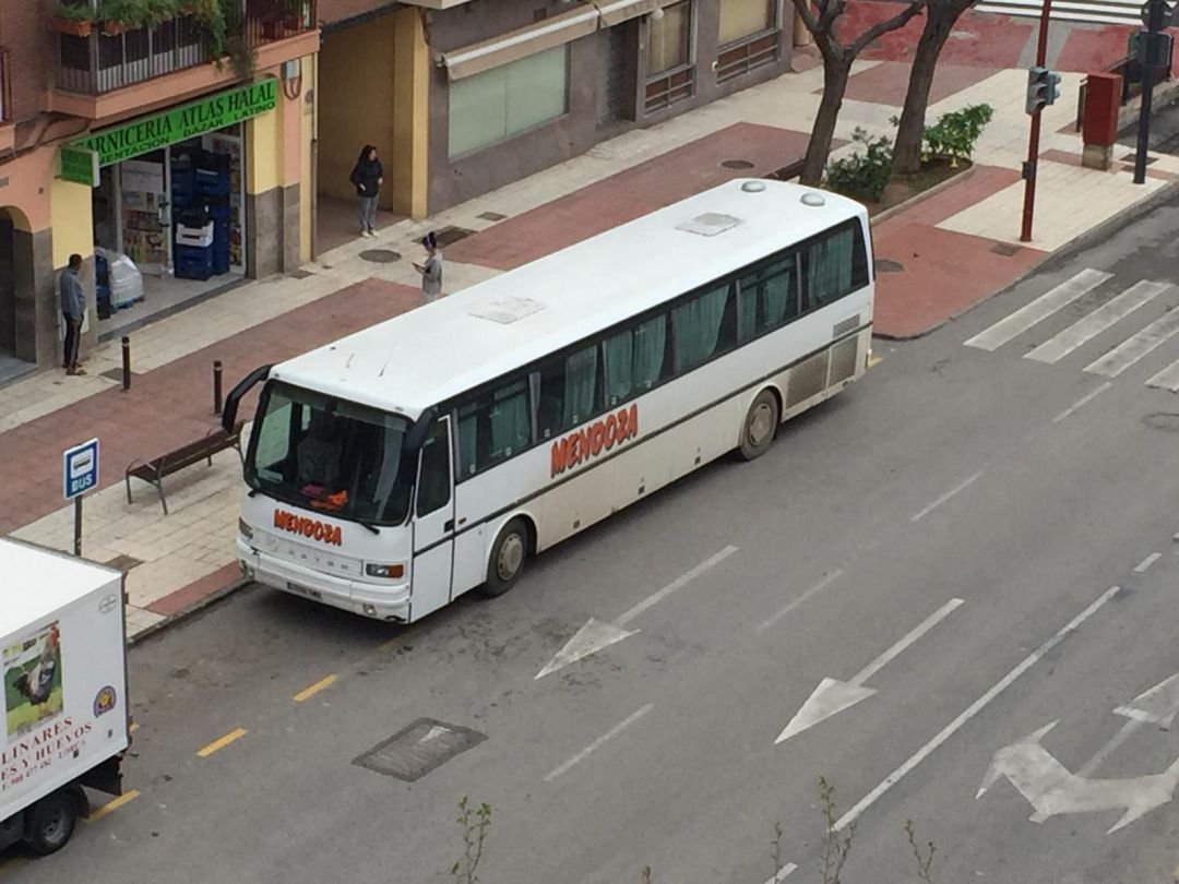 Un autobús de jornaleros en la avenida Fuerzas Armadas. Un autobús de jornaleros en la avenida Fuerzas Armadas.