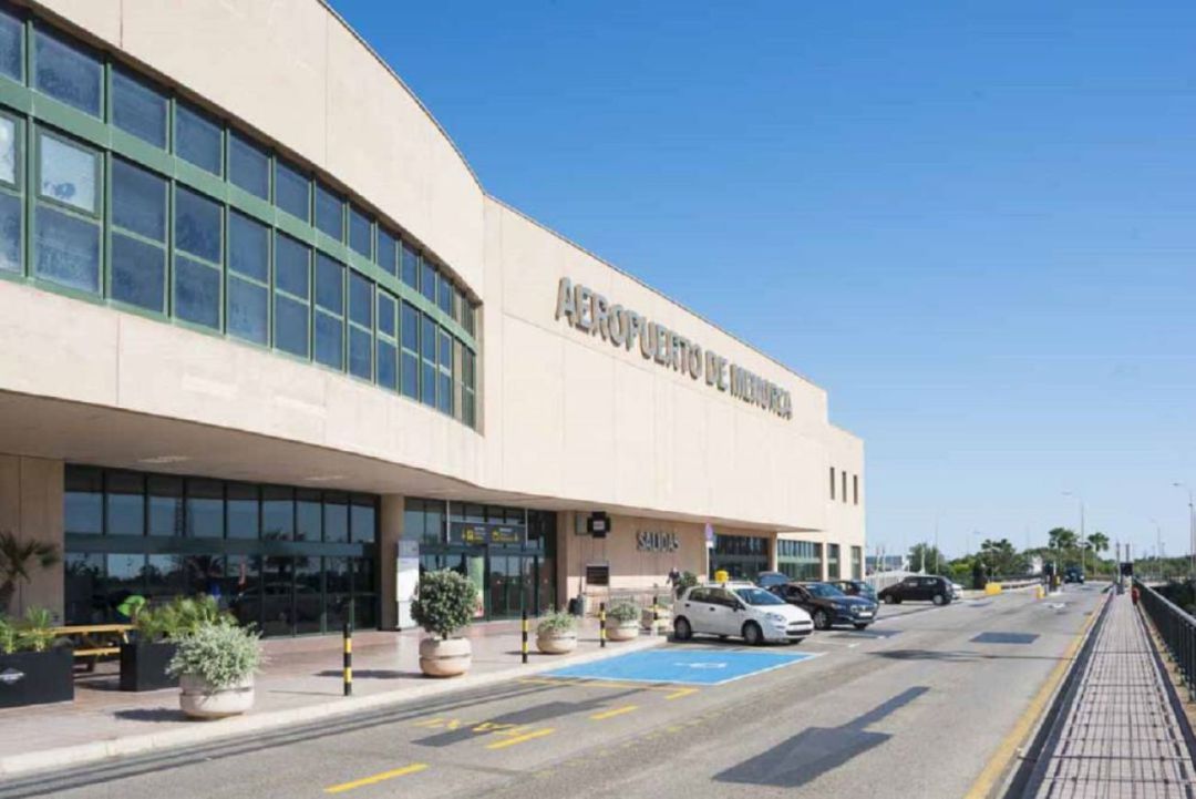 Aena vol acomiadar temporalment 15 persones a Menorca. Aena vol acomiadar temporalment 15 persones a Menorca.