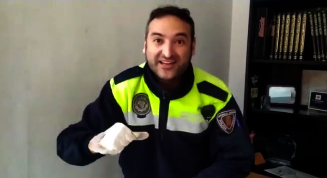 Captura del vídeo del agente Tutor de la Policía Local de Calasparra Captura del vídeo del agente Tutor de la Policía Local de Calasparra