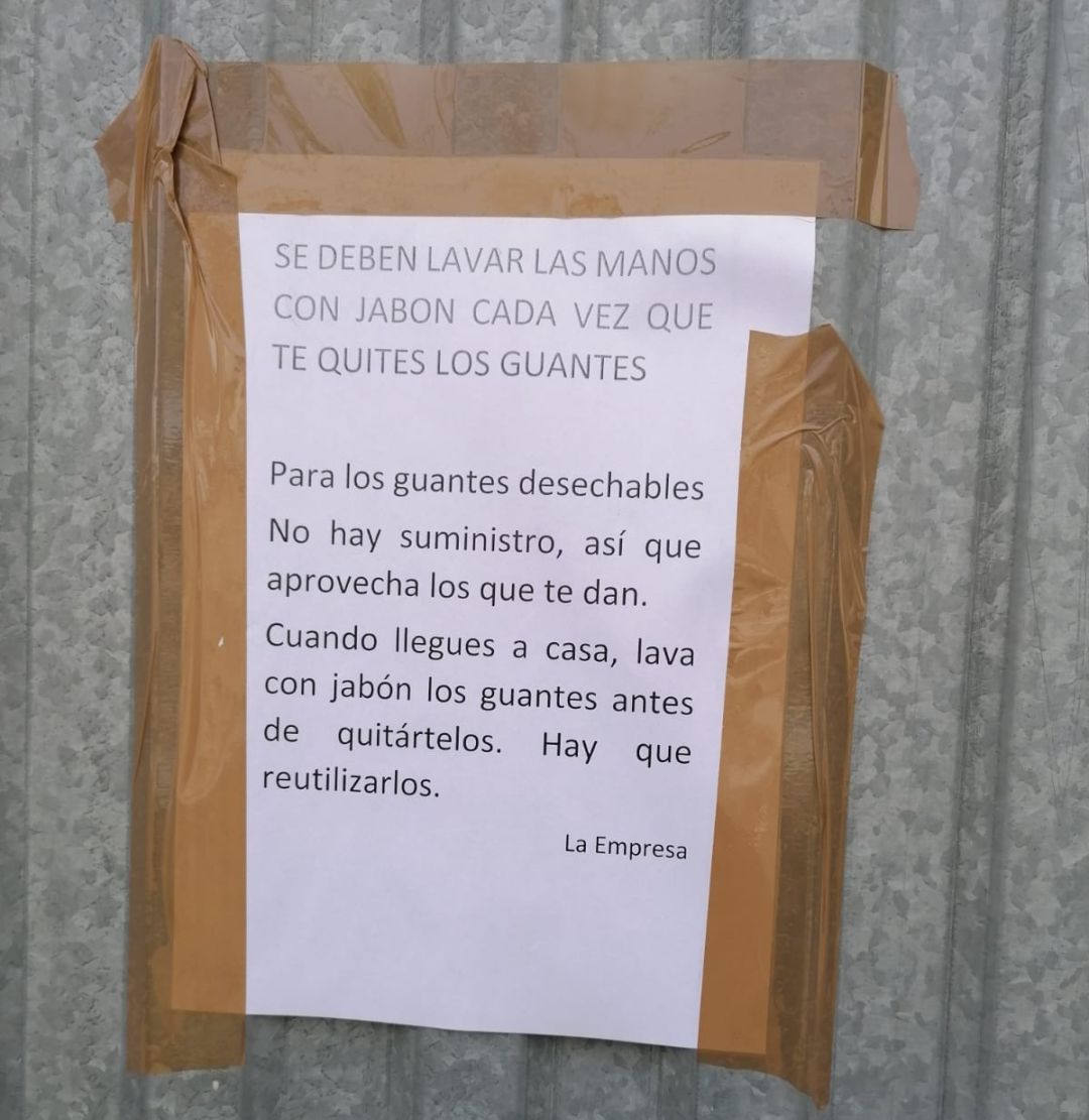 Cartel colgado en una empresa de pizarra de Valdeorras Cartel colgado en una empresa de pizarra de Valdeorras