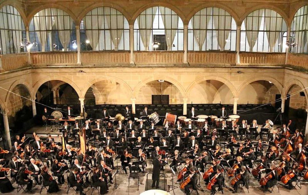 La Orquesta de RTVE durante un concierto en el patio del Hospital de Santiago La Orquesta de RTVE durante un concierto en el patio del Hospital de Santiago