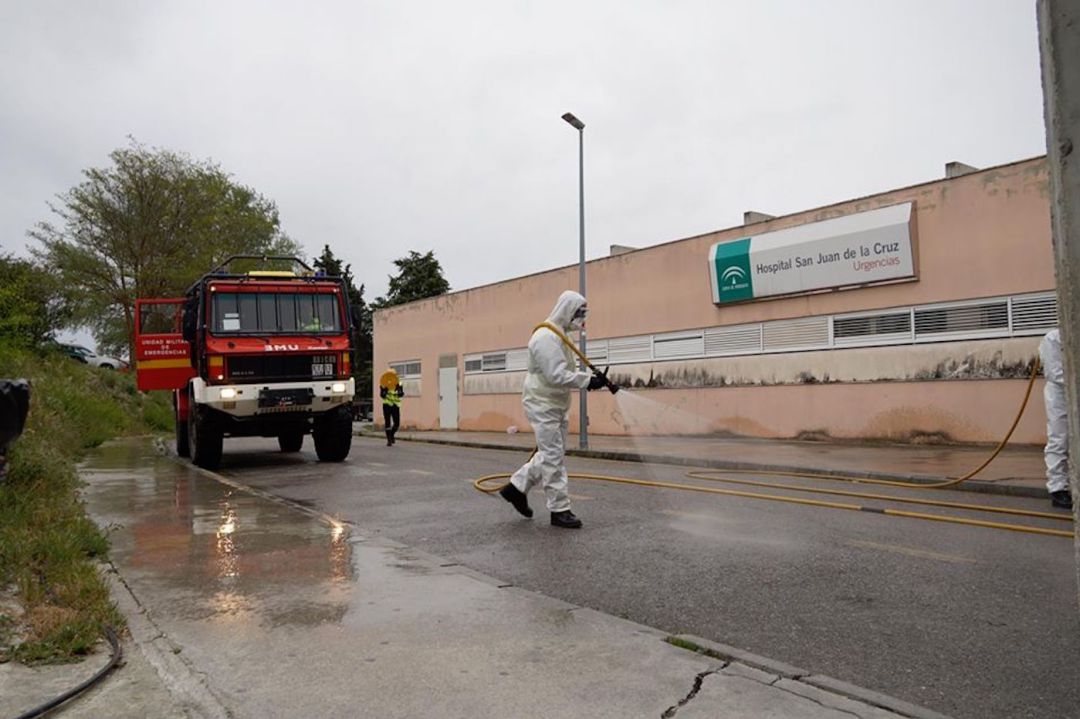 Efectivos de la UME realizan tareas de desinfección en el Hospital San Juan de la Cruz Efectivos de la UME realizan tareas de desinfección en el Hospital San Juan de la Cruz