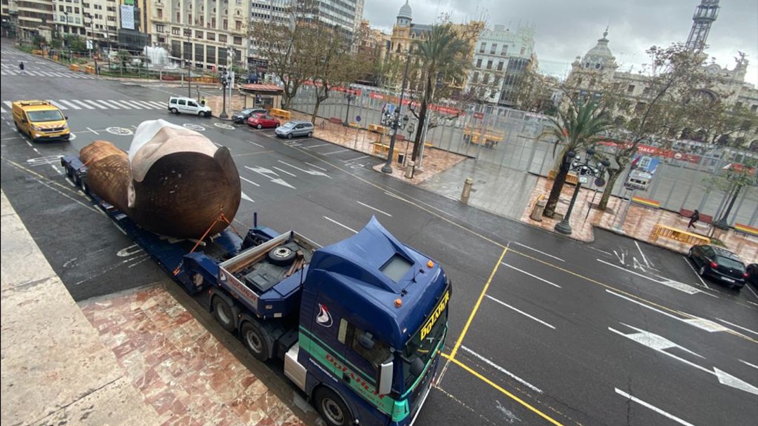 Trasladan el busto de la meditadora de la falla municipal de València