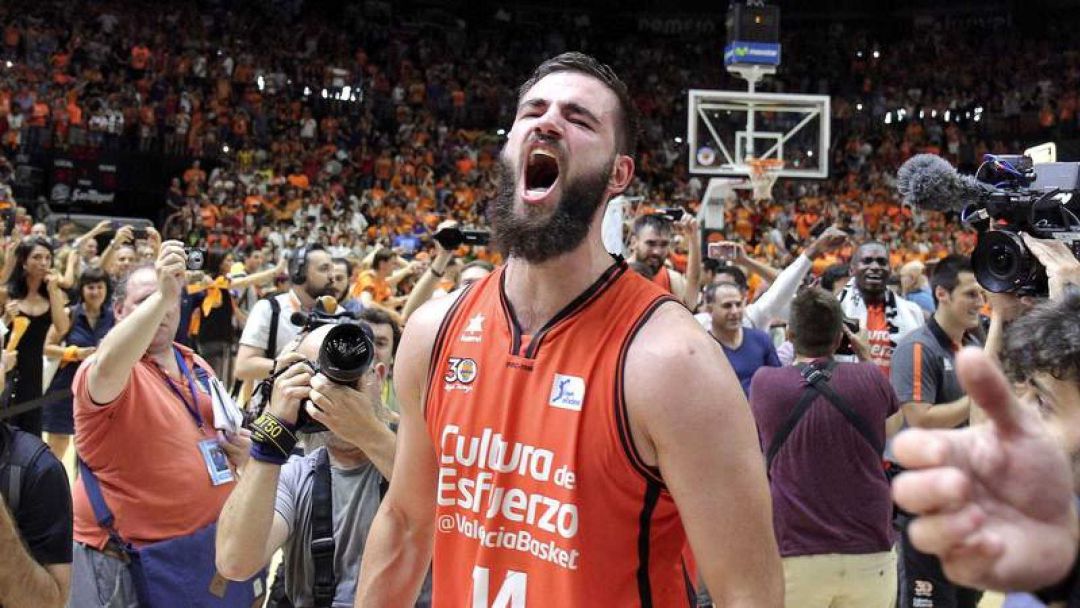 Bojan Dubljevic, en plena celebración del título de Liga ACB conquistado por Valencia Basket en 2017. Bojan Dubljevic, en plena celebración del título de Liga ACB conquistado por Valencia Basket en 2017.
