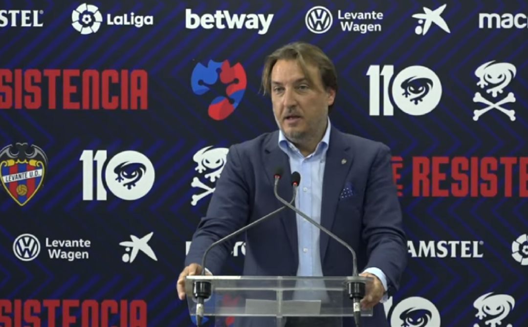 Quico Catalán comparece en el estadio Ciutat de Valencia Quico Catalán comparece en el estadio Ciutat de Valencia