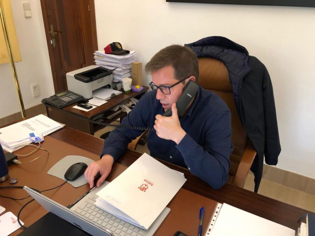 El alcalde, Roger Cerdà, atendiendo la llamada de la SER esta mañana. El alcalde, Roger Cerdà, atendiendo la llamada de la SER esta mañana.