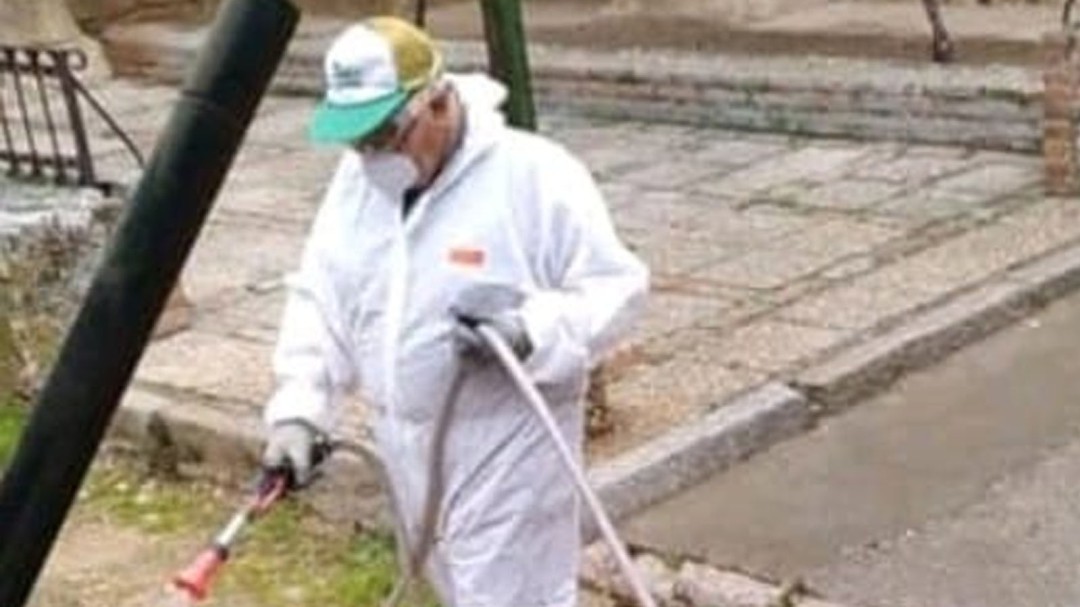 Voluntarios ayudan a desinfectar las calles de Toro