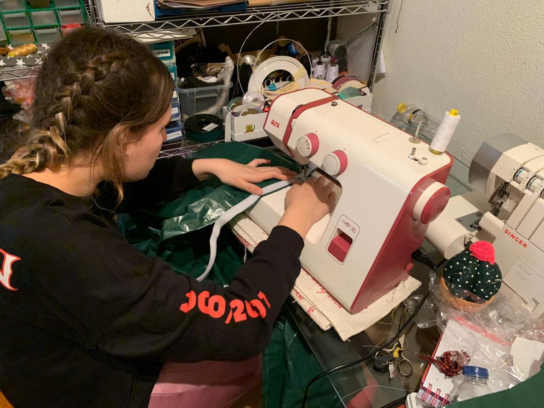 Sara Díaz ha diseñado patrones para confeccionar monos impermeables con bolsas de basura Sara Díaz ha diseñado patrones para confeccionar monos impermeables con bolsas de basura