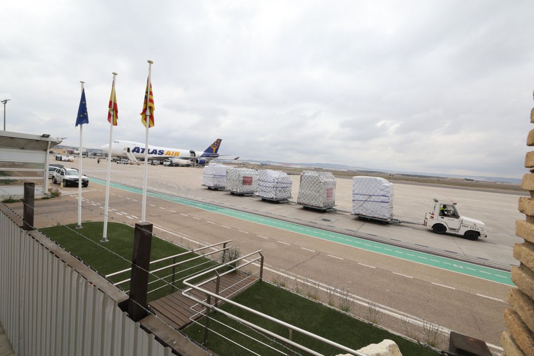 Cargamento del avión que ha aterrizado en Zaragoza con mascarillas quirúrgicas y buzos de protección donados por Inditex Cargamento del avión que ha aterrizado en Zaragoza con mascarillas quirúrgicas y buzos de protección donados por Inditex