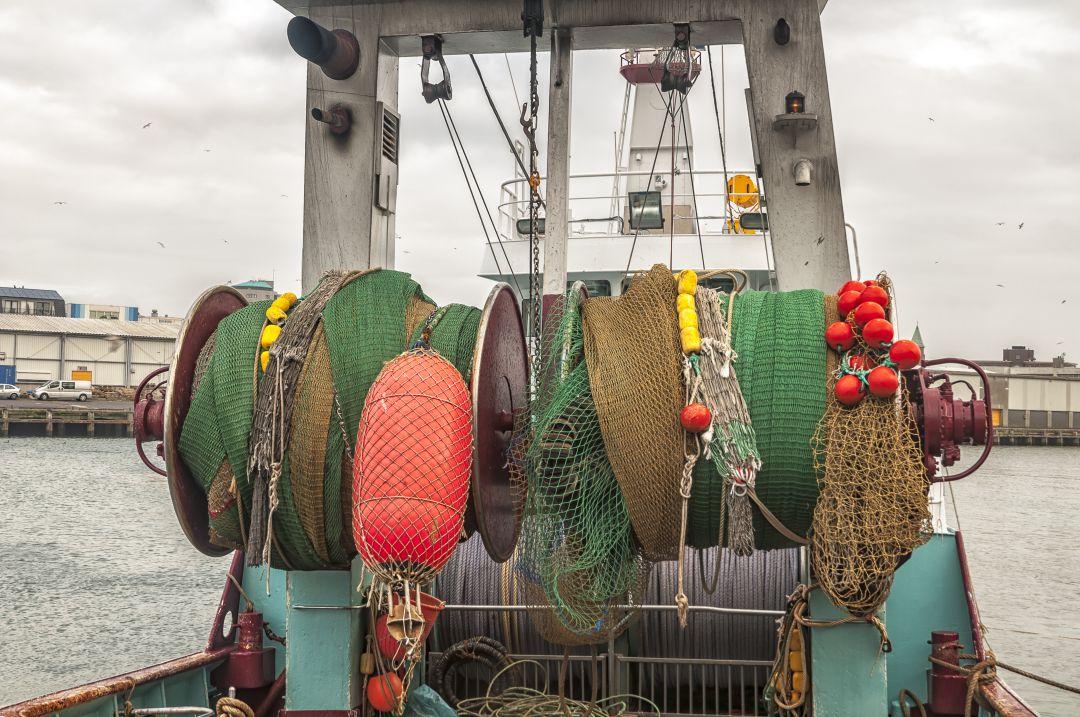 Un barco con las redes recogidas. Un barco con las redes recogidas.
