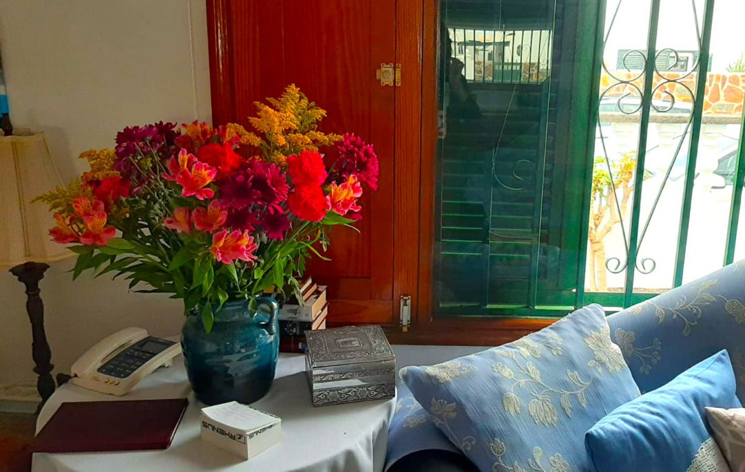 El ramo de flores que le regaló Lourdes a Mari Luz en el salón de su casa El ramo de flores que le regaló Lourdes a Mari Luz en el salón de su casa