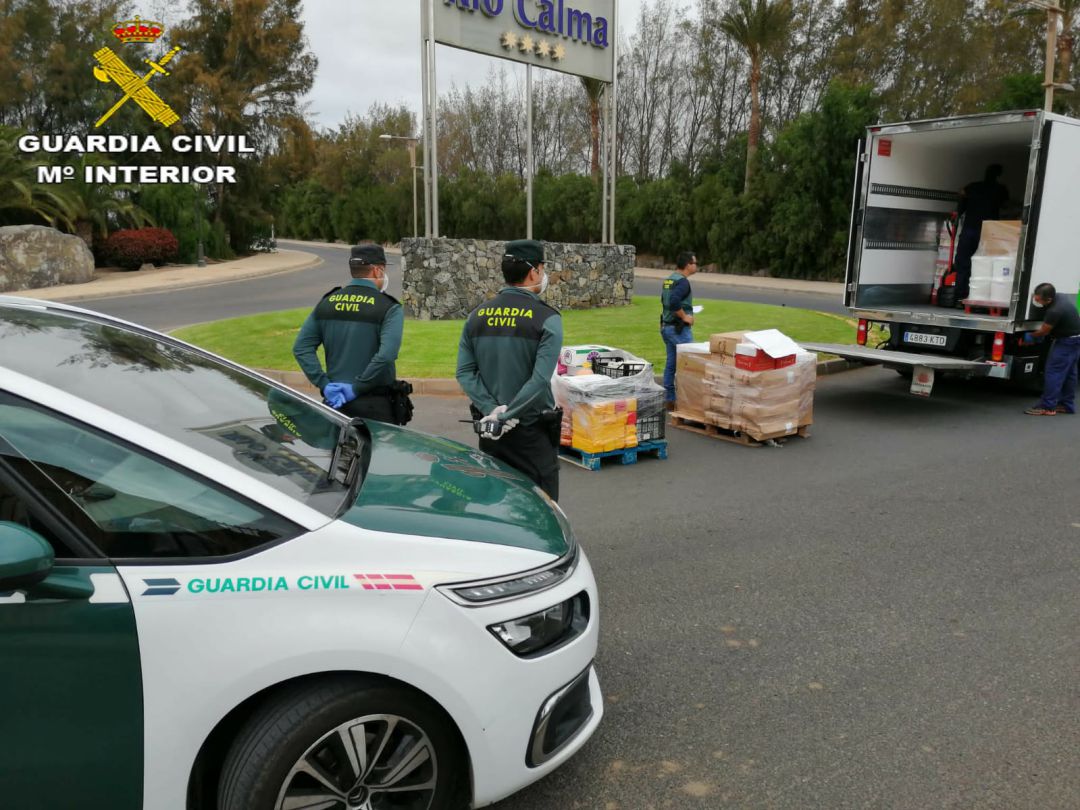 Guardia Civil supervisando el traslado de alimentos de los hoteles a entidades benéficas Guardia Civil supervisando el traslado de alimentos de los hoteles a entidades benéficas