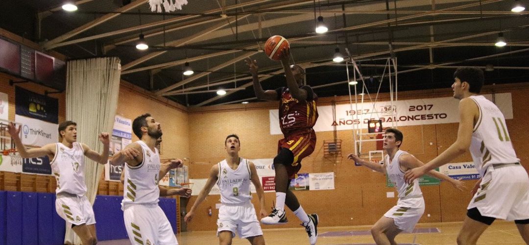 El jugador del NCS Sebas Mbansogo en un partido frente al Real Madrid El jugador del NCS Sebas Mbansogo en un partido frente al Real Madrid