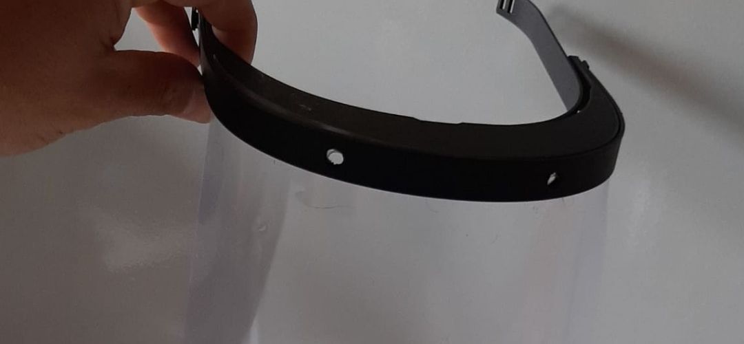 Una de las viseras de seguridad imprimidas en 3D Una de las viseras de seguridad imprimidas en 3D