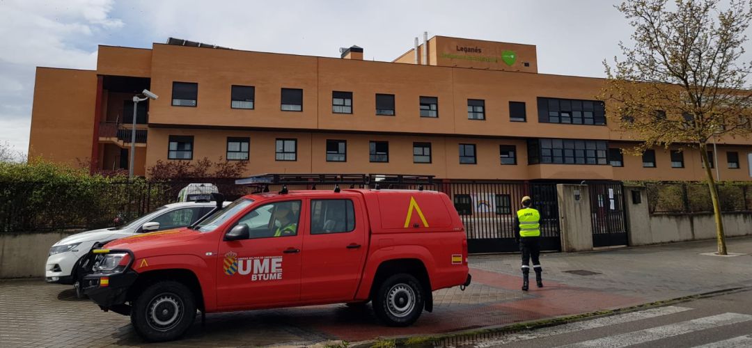 Militares y policías están visitando todas las residencias de ancianos en la ciudad Militares y policías están visitando todas las residencias de ancianos en la ciudad