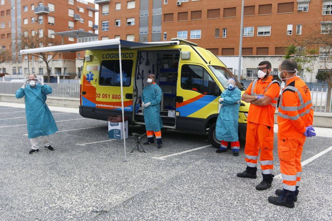 Dispositivo sanitario de la prueba test del PCR para detectar la infección por coronavirus a los pacientes desde su coche Dispositivo sanitario de la prueba test del PCR para detectar la infección por coronavirus a los pacientes desde su coche