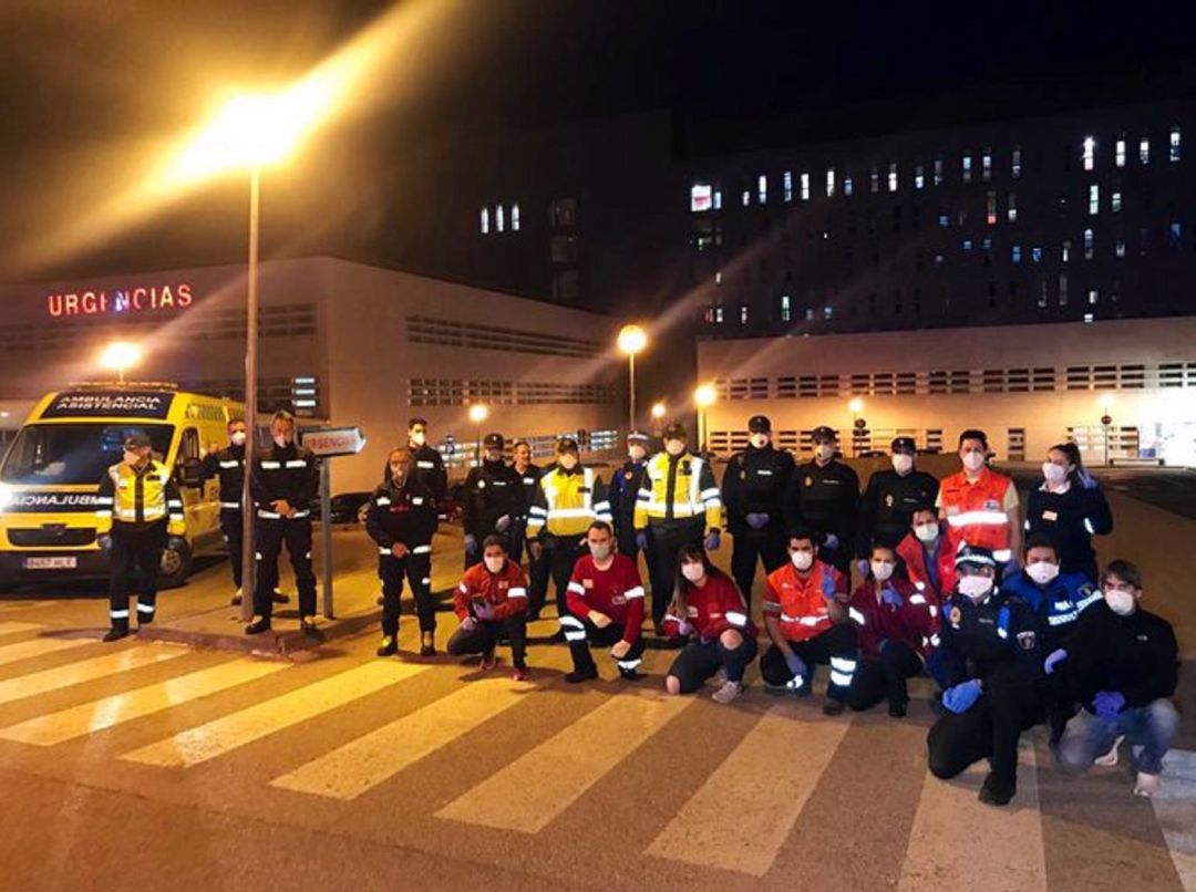 Integrantes de Nuevas Ambulancias, Cruz Roja, Policía Nacional y Policía Local, en la noche del domingo. Integrantes de Nuevas Ambulancias, Cruz Roja, Policía Nacional y Policía Local, en la noche del domingo.
