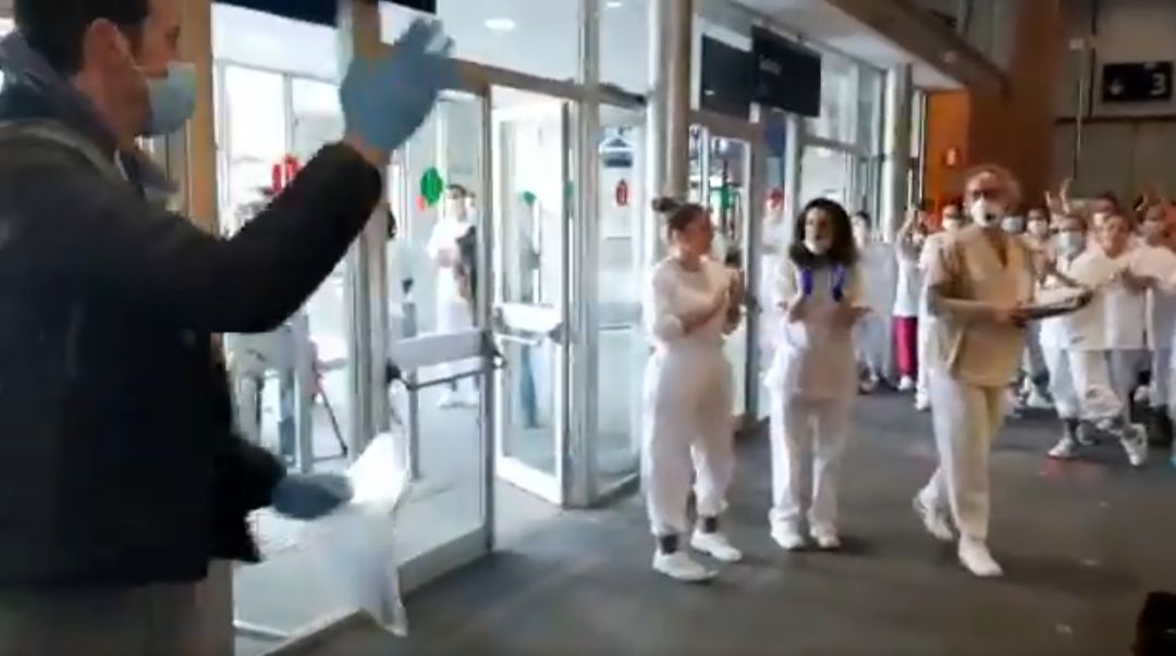 El paciente se despide del personal sanitaria entre aplausos antes de abandonar Ifema tras dar negativo en coronavirus El paciente se despide del personal sanitaria entre aplausos antes de abandonar Ifema tras dar negativo en coronavirus