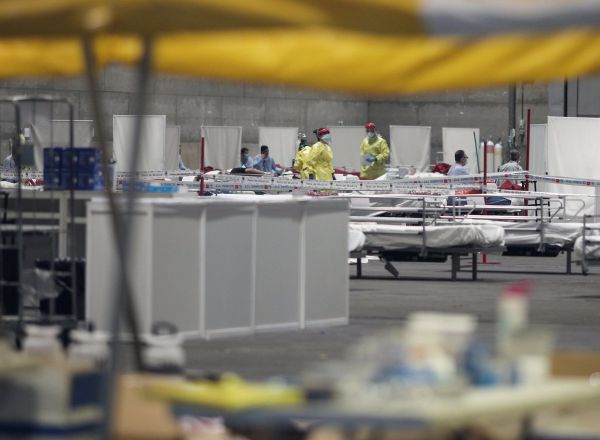 Pacientes contagiados con coronavirus son atendidos en el pabellón 5 de IFEMA durante el tercer día de funcionamiento y primera fase del hospital provisional desplegado para atender a contagiados derivados de otros centros de la Comunidad de Madrid