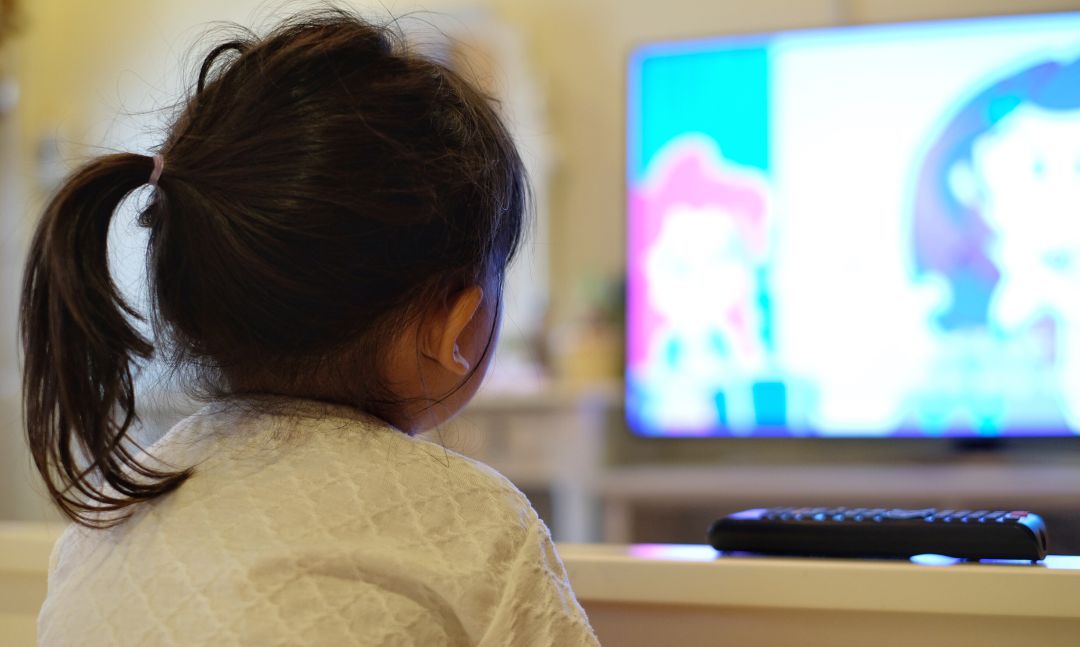Una niña viendo la televisión. Una niña viendo la televisión.