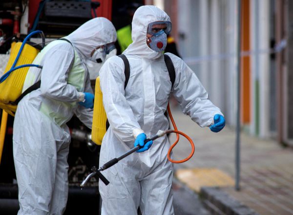 GRAF853. CELANOVA (OURENSE), 23/03/2020.- Efectivos de la Unidad Militar de Emergencias (UME) realizan labores de desinfección en la residencia de mayores San Carlos de Celanova (Ourense), que se ha convertido en el principal foco de COVID-19 en una instalación de estas características en Galicia tras contabilizar actualmente un total de 24 positivos por coronavirus. EFE/Brais Lorenzo