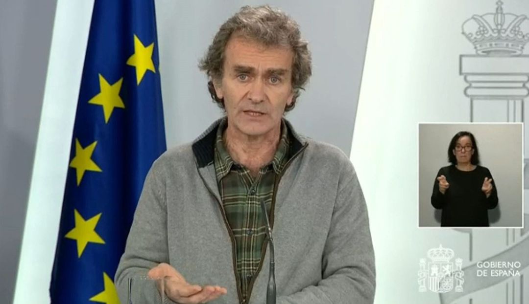 Captura de la señal de vídeo institucional de la Moncloa, del director del Centro de Alertas y Emergencias Sanitarias del Ministerio de Sanidad, Fernando Simón, durante la rueda de prensa telemática posterior al Comité de Gestión Técnica del Coronavirus de este lunes. Captura de la señal de vídeo institucional de la Moncloa, del director del Centro de Alertas y Emergencias Sanitarias del Ministerio de Sanidad, Fernando Simón, durante la rueda de prensa telemática posterior al Comité de Gestión Técnica del Coronavirus de este lunes.