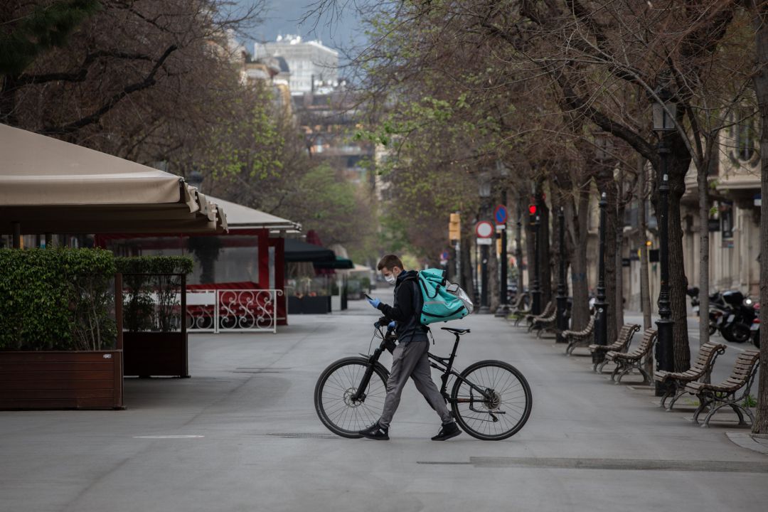 Un trabajador de Uber Eats en bicicleta por una calle de Barcelona. Un trabajador de Uber Eats en bicicleta por una calle de Barcelona.