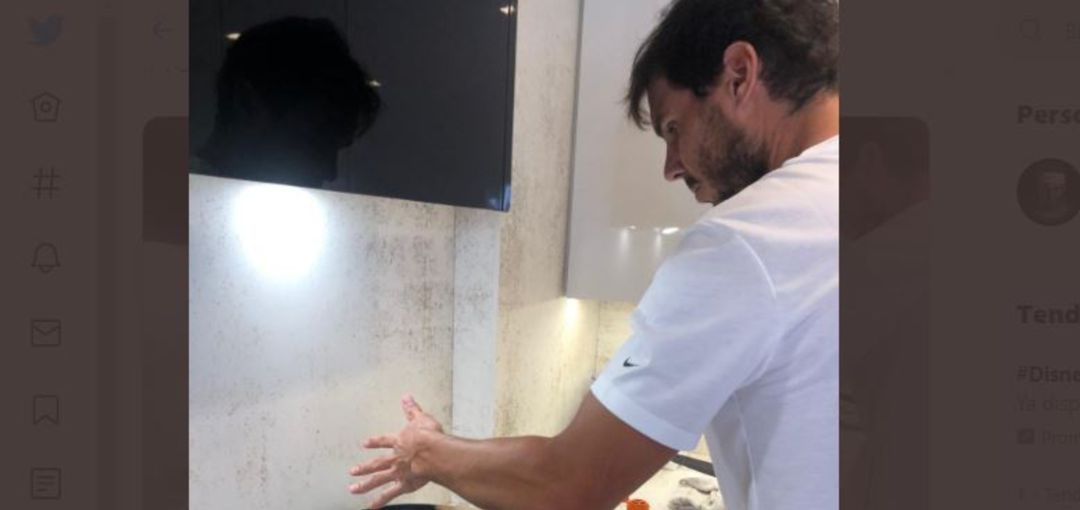 La imagen que Rafa Nadal ha publicado preparando la comida en su casa. La imagen que Rafa Nadal ha publicado preparando la comida en su casa.