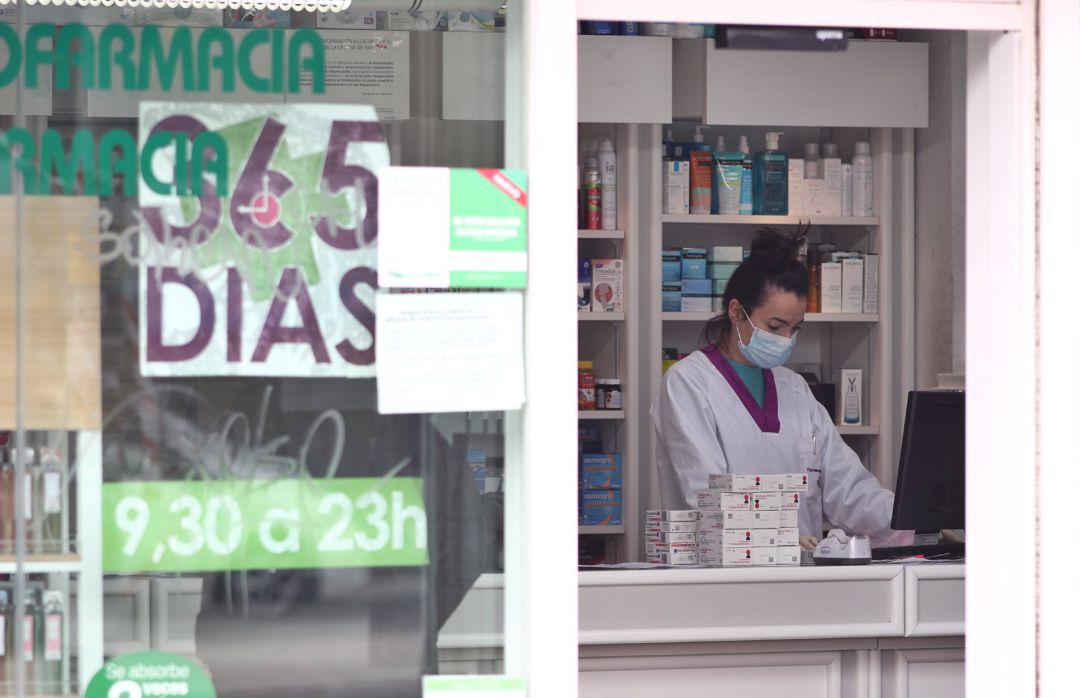 Una farmaceútica trabaja protegida con mascarilla en Madrid. Una farmaceútica trabaja protegida con mascarilla en Madrid.