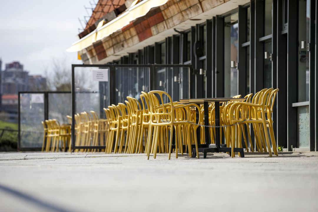 Imagen de una terraza vacía por el confinamiento Imagen de una terraza vacía por el confinamiento