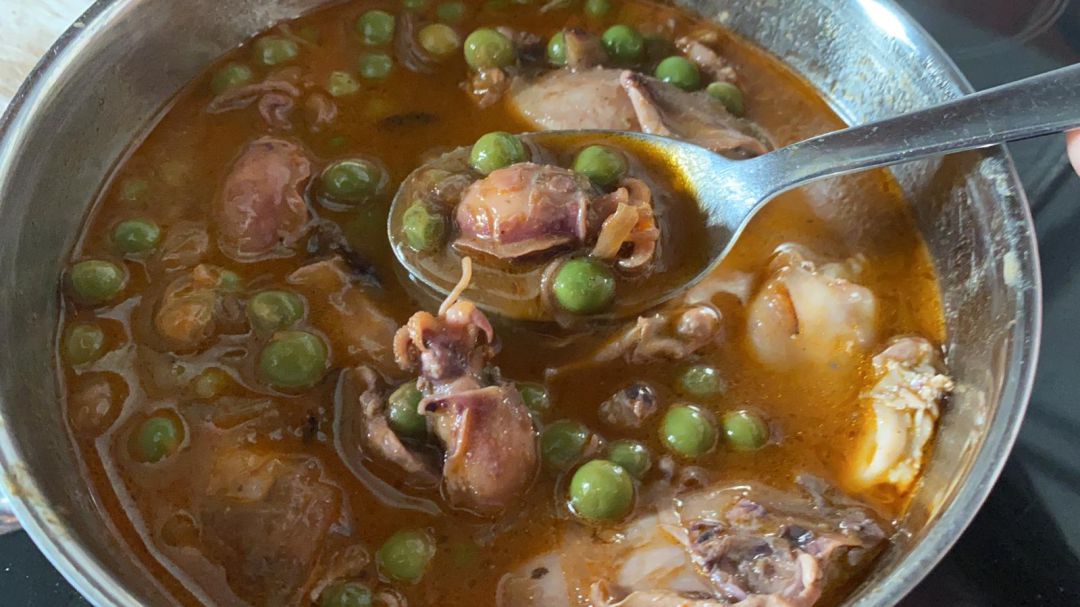 Guiso marinero de guisantes con chipirones. Guiso marinero de guisantes con chipirones.