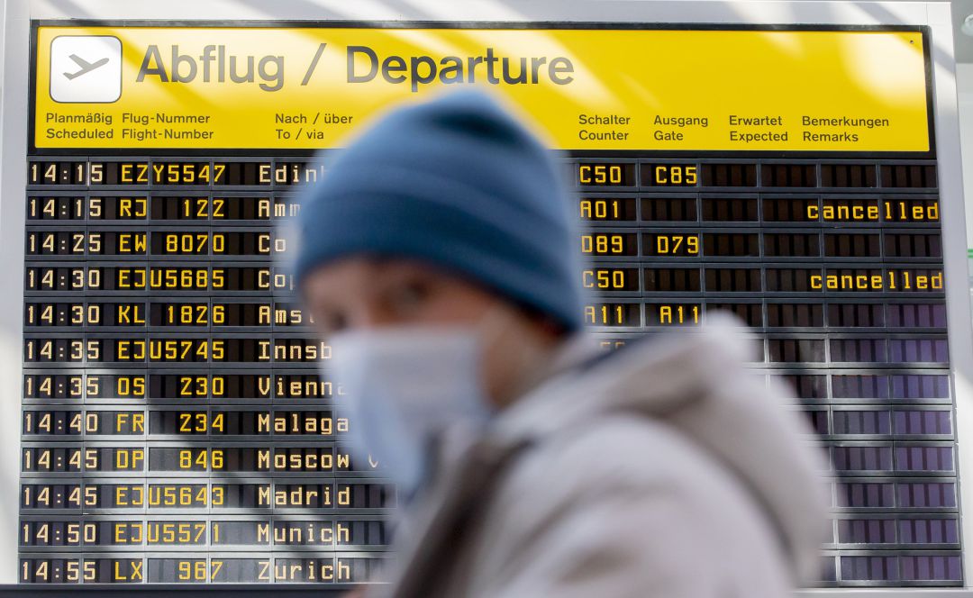 Un hombre con mascarilla en el aeropuerto de Berlín Un hombre con mascarilla en el aeropuerto de Berlín