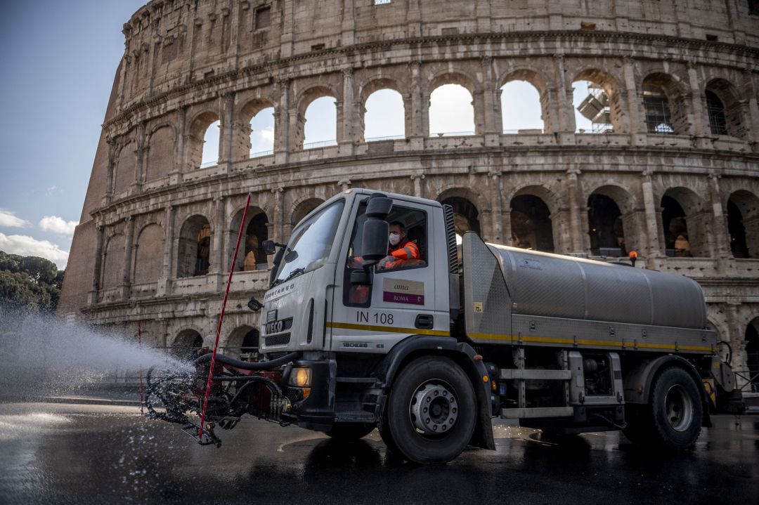 Un camión desinfecta las zonas aledañas al Coliseo en Roma Un camión desinfecta las zonas aledañas al Coliseo en Roma