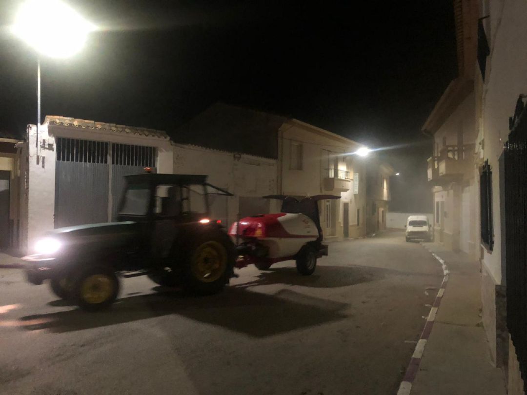 Agricultores realizan labores de desinfección de calles Agricultores realizan labores de desinfección de calles